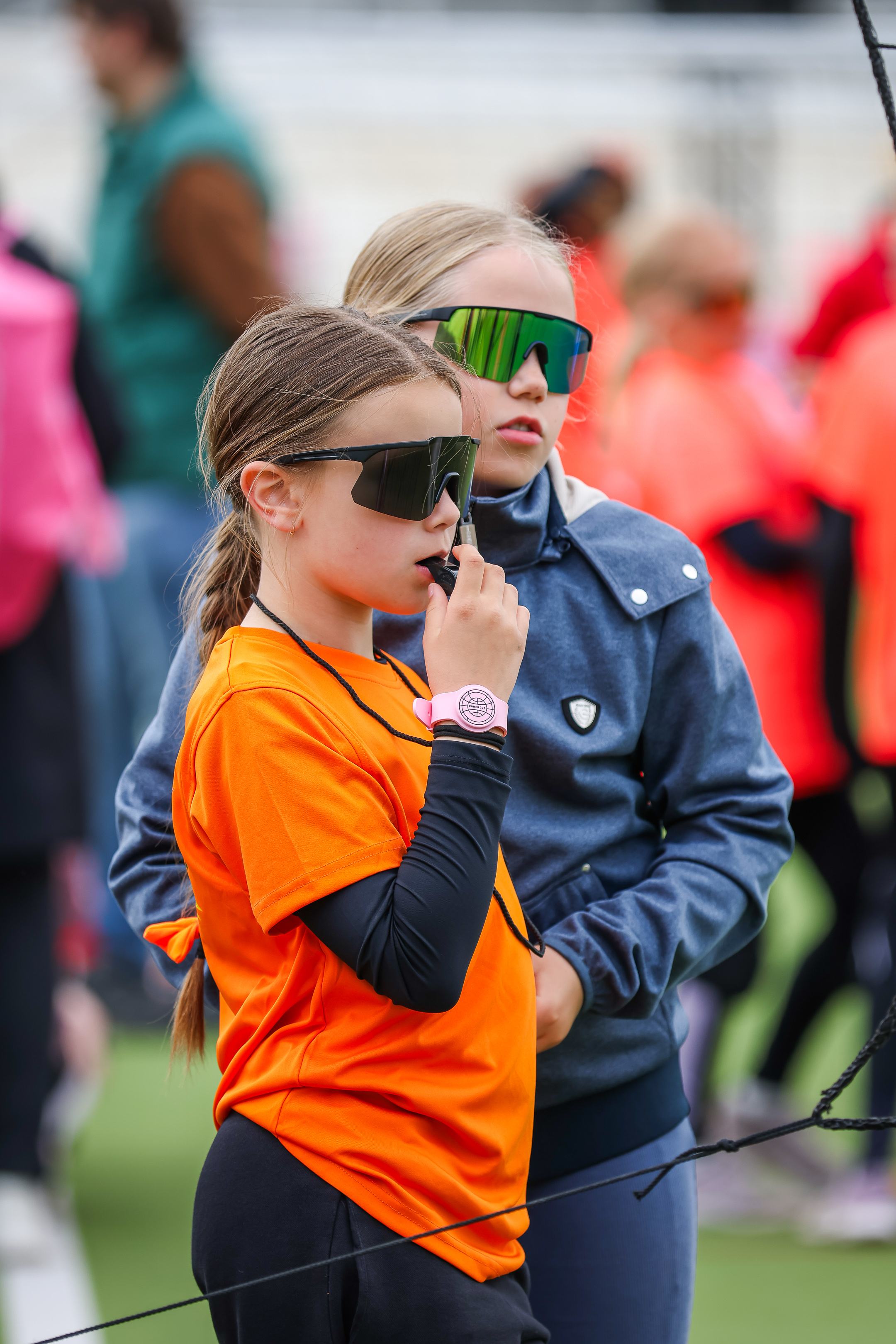 Unge deltagere med RFID-armbånd ved PowerCup