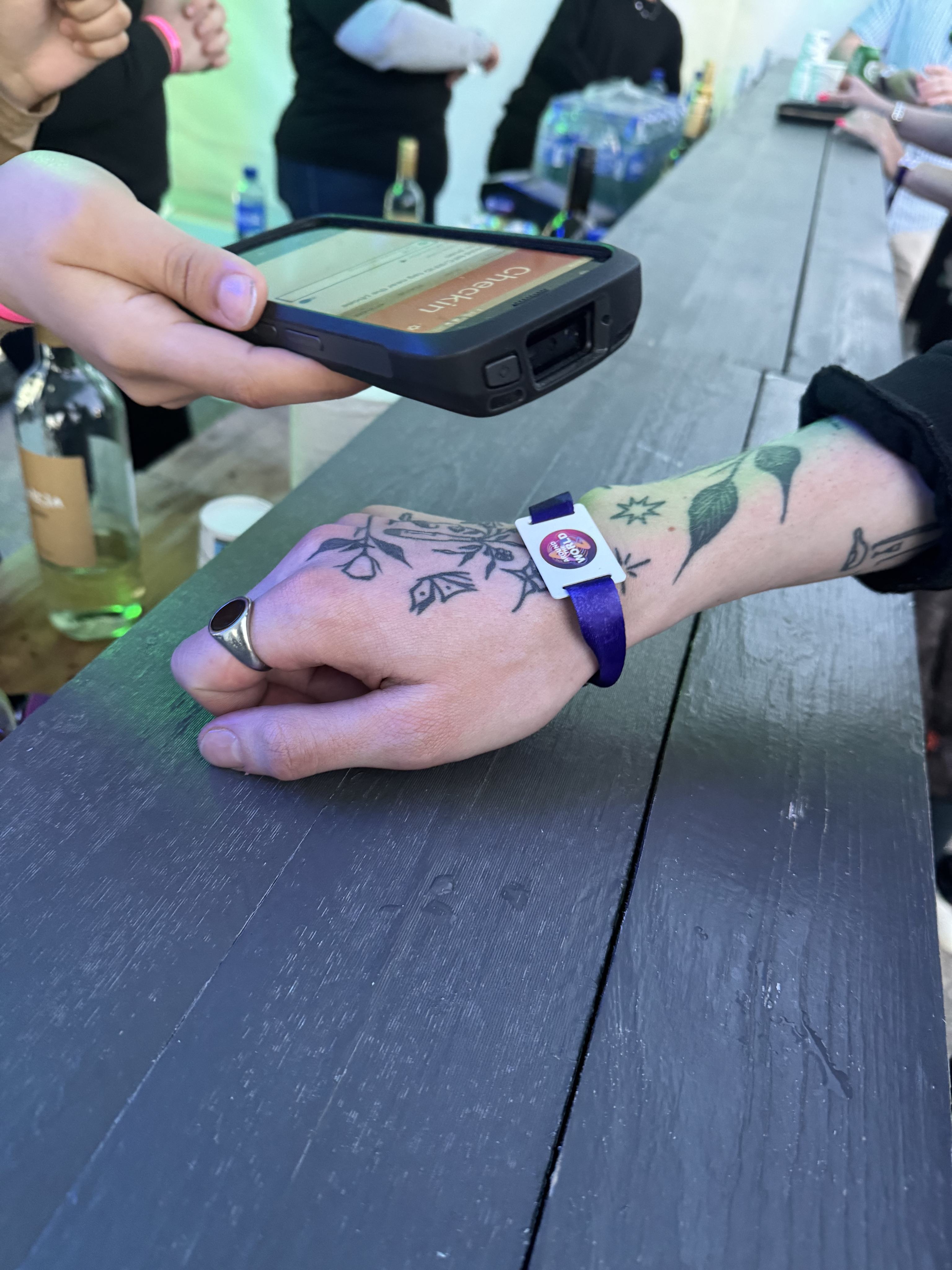 Event IT-håndscanner i brug sammen med et RFID-armbånd fra JM Band
